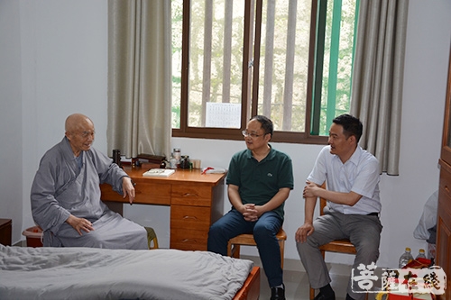 岳西-安庆市岳西县委常委程谦一行看望禅宗二祖寺方丈绍云长老