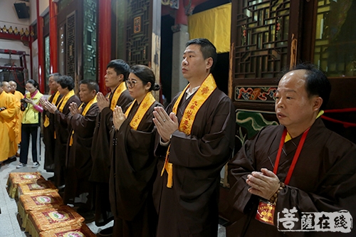 九华山天台禅寺水陆法会首日举行普佛仪式