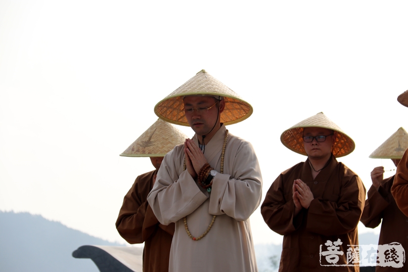 悟端大和尚领众朝拜地藏菩萨圣像(图片来源:菩萨在线 摄影:妙月)