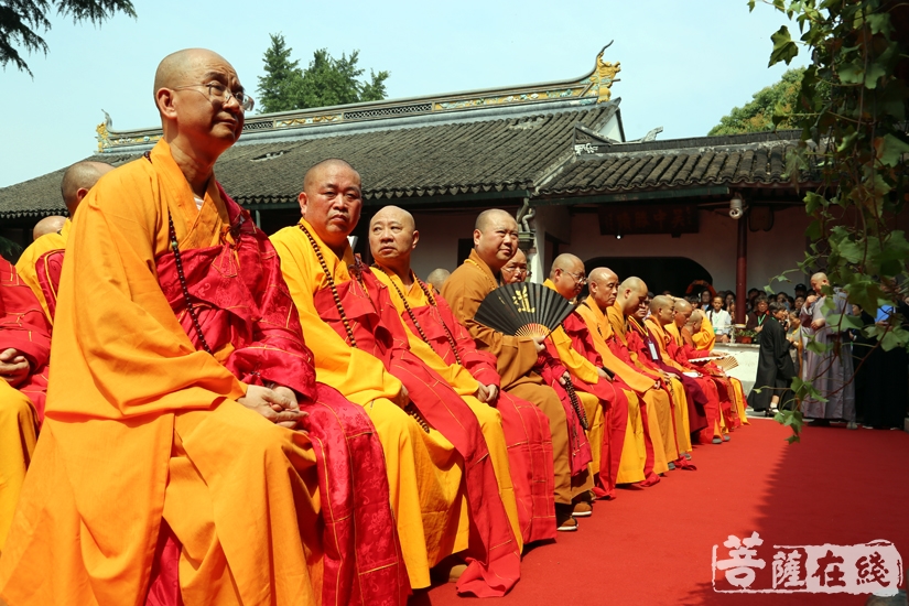 宏度法师空降灵岩山图片