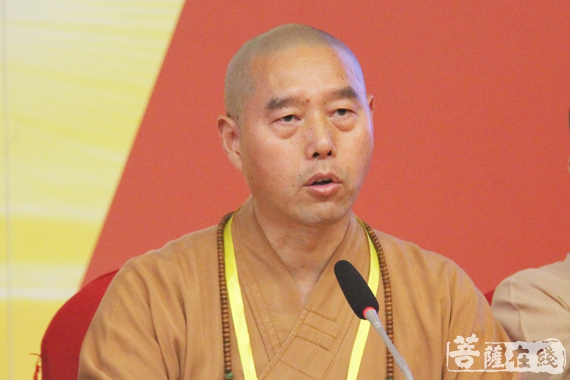 智文法师主持开幕式(图片来源:菩萨在线 摄影:妙文)