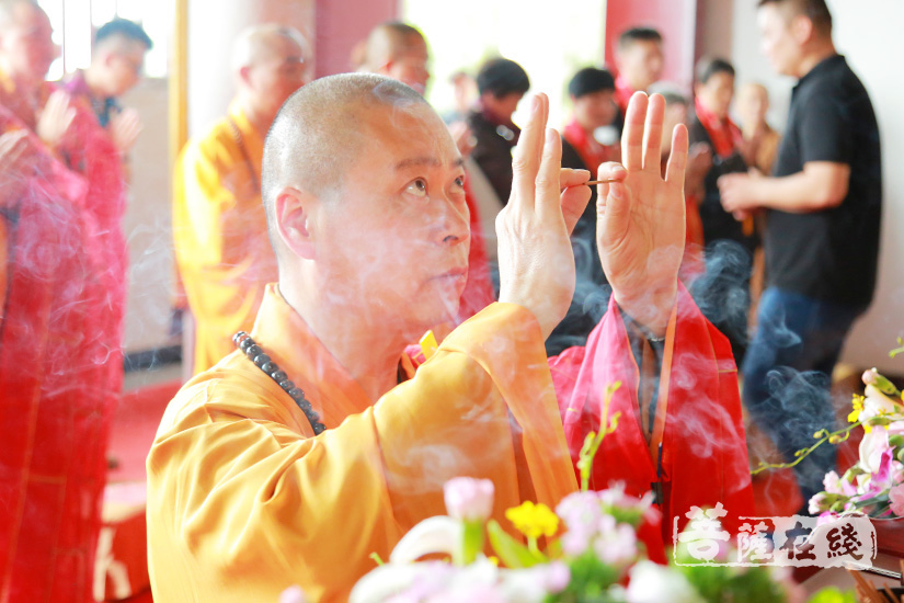 长顺法师拈香(图片来源:菩萨在线 摄影:妙梵)
