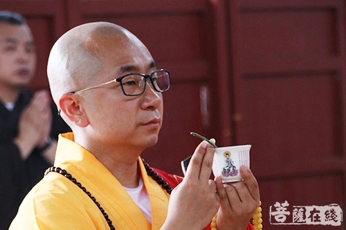 心经法师手持杨枝净水