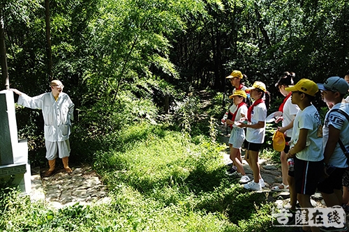 浙江慈溪市龙山镇实验小学学生祭扫新四军浙东抗日基地之一伏龙寺纪念碑