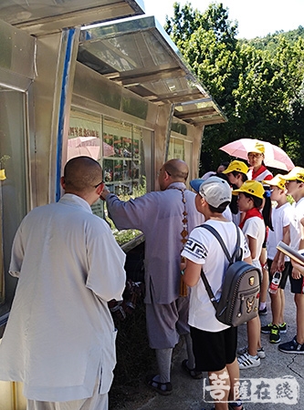 浙江慈溪市龙山镇实验小学学生祭扫新四军浙东抗日基地之一伏龙寺纪念碑