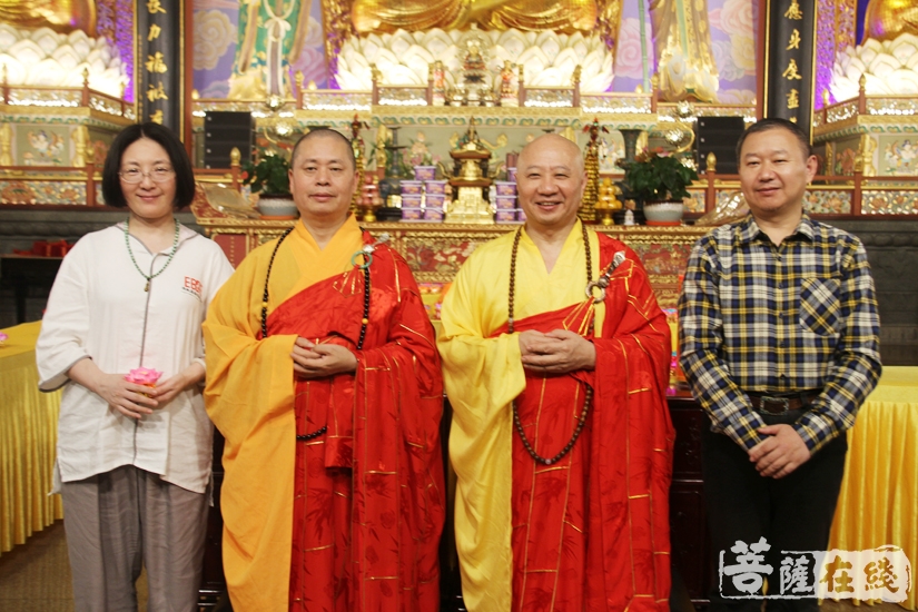 明生大和尚与净因大和尚,授课教授合影(图片来源:菩萨在线 摄影:妙澄)