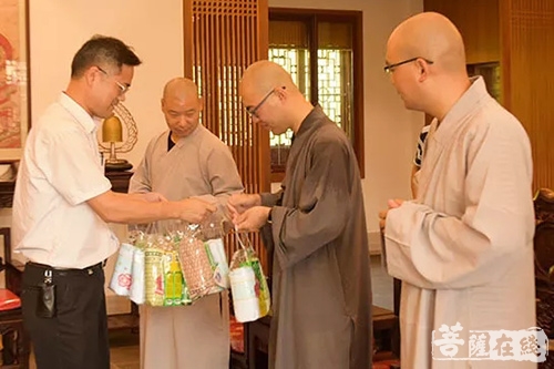 无锡市滨湖区委副书记赵虹路一行赴祥符禅寺走访慰问