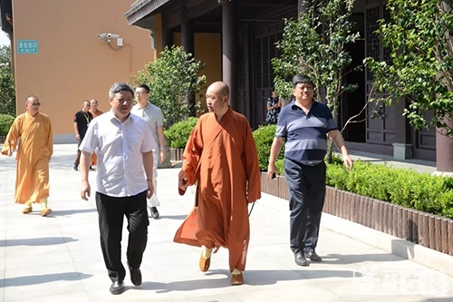 宁国-徐汇区委常委、区委统战部长一行赴宁国禅寺慰问