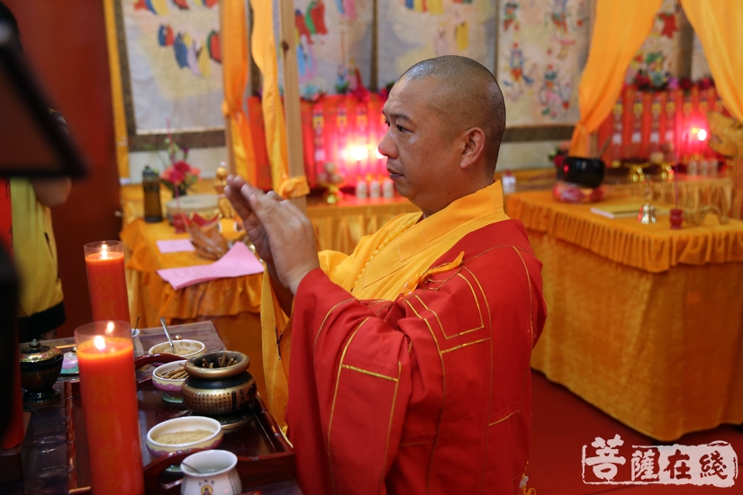 智诚法师拈香(图片来源:菩萨在线 摄影:妙文)