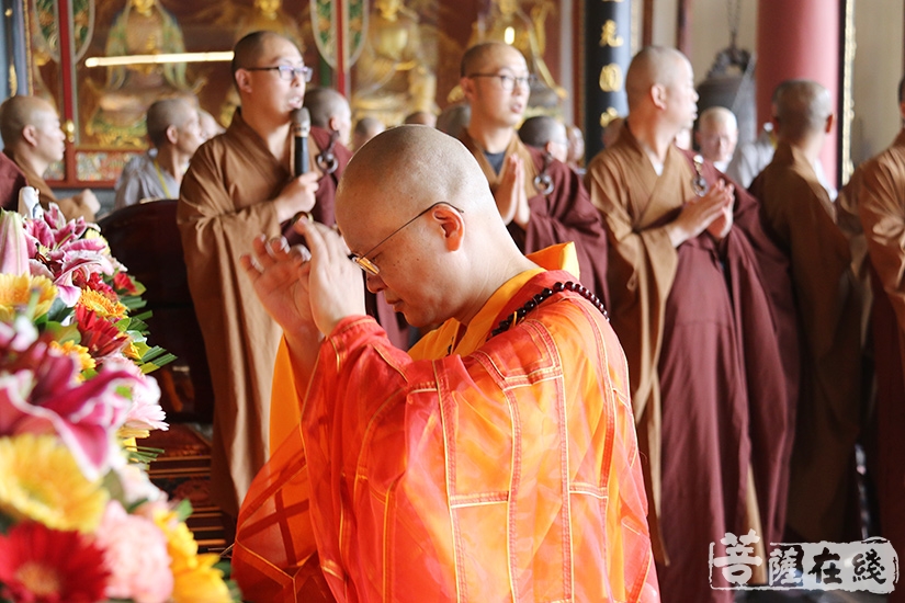 果慧法师拈香(图片来源:菩萨在线 摄影:妙月)