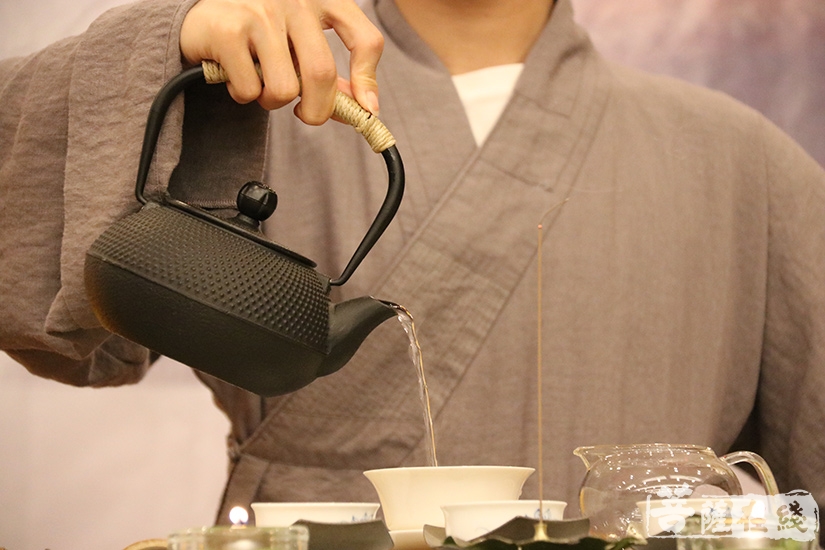 泡茶(图片来源:菩萨在线 摄影:妙澄)