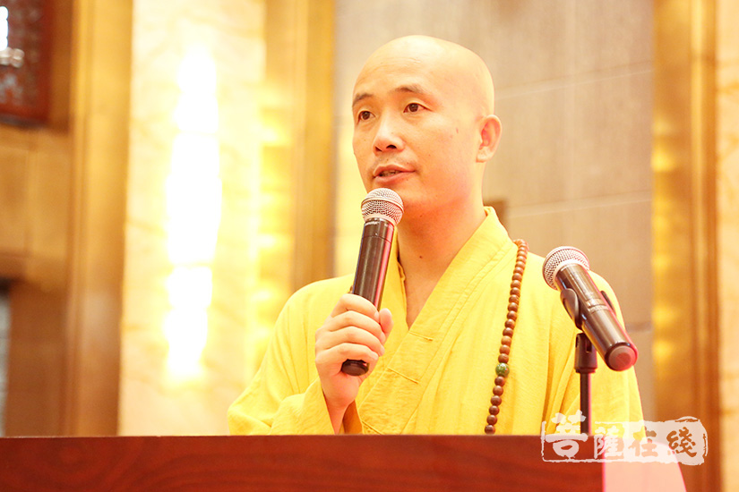 达照大和尚主持答谢仪式(图片来源:菩萨在线 摄影:妙梵)