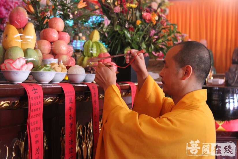 上供(图片来源:菩萨在线 摄影:妙文)