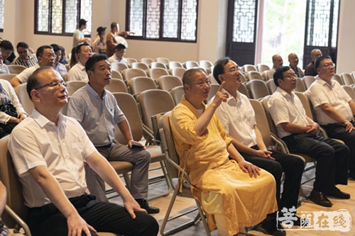 允觀大和尚向天臺縣,台州市及其他各縣市區領導介紹佛學院的歷史大菩