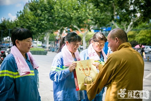 高温慰问-上海玉佛禅寺联合上海觉群文教基金会慰问交警及环卫工人