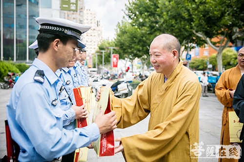 高温慰问-上海玉佛禅寺联合上海觉群文教基金会慰问交警及环卫工人