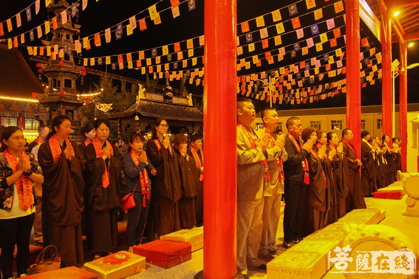 通过诵咒净坛令道场清净无染(图片来源:菩萨在线 摄影:妙澄)