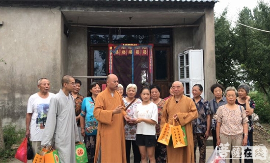 姜堰-泰州市姜堰区佛协会长学贤法师慰问贫困大学生
