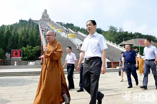 时政-烟台市宗教团体举行升旗仪式并召开团体规范化建设座谈会