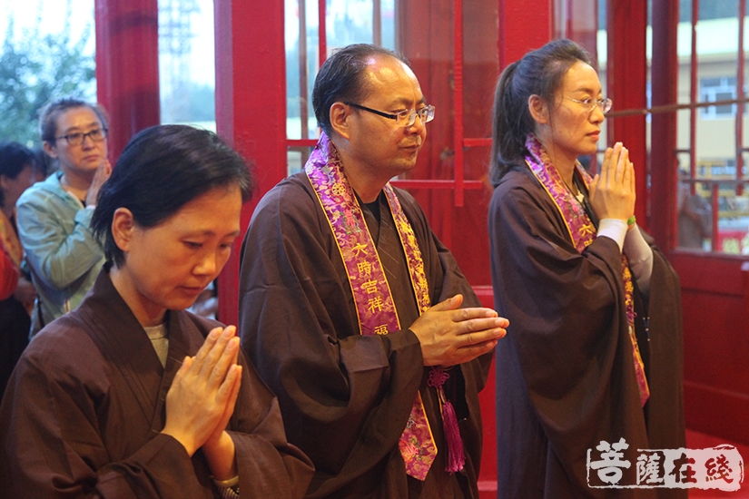 功德主虔诚合十礼拜(图片来源:菩萨在线 摄影:慧德)