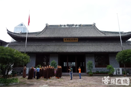 佛教-宁波市佛教协会于四明延庆讲堂举行升国旗仪式