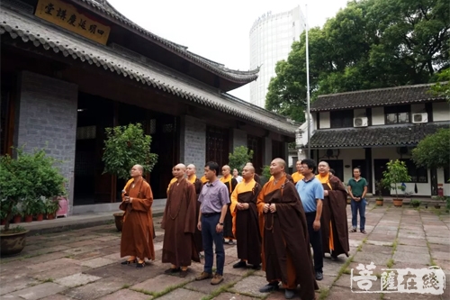 佛教-宁波市佛教协会于四明延庆讲堂举行升国旗仪式