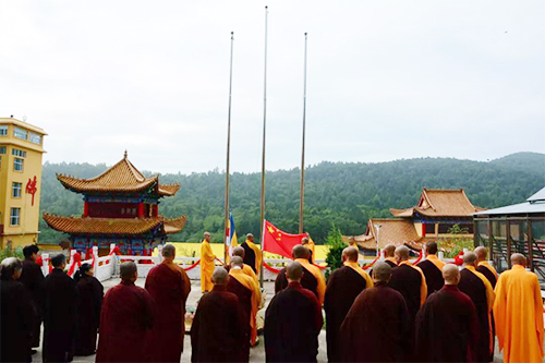 佛教-七台河市极灵寺举行升国旗仪式 祈愿祖国繁荣富强