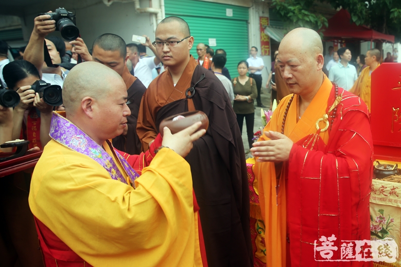 礼请净明大和尚授钵(图片来源:菩萨在线 摄影:妙雨)