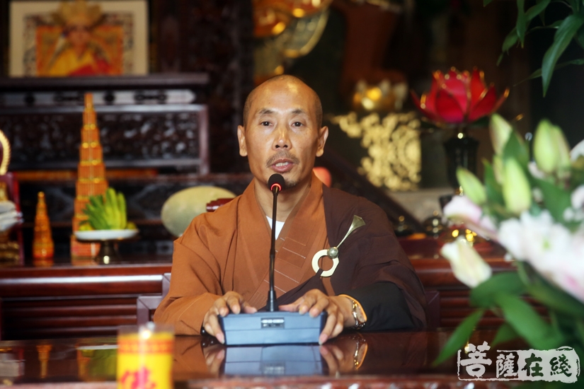 开堂大师父印杰法师为众戒子开示(图片来源:菩萨在线 摄影:妙雨)