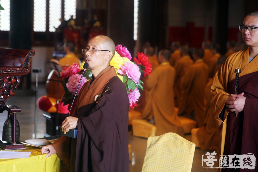 开堂大师父印杰法师向新戒介绍得戒和尚崇化大和尚的威德品行(图片