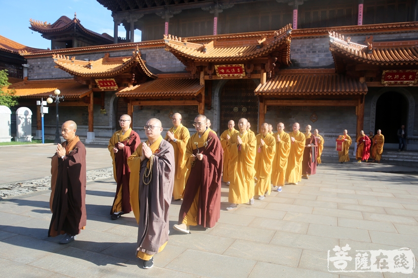 大师父印杰法师,陪堂二师父及引礼师父的带领下至诚迎请得戒和尚崇化