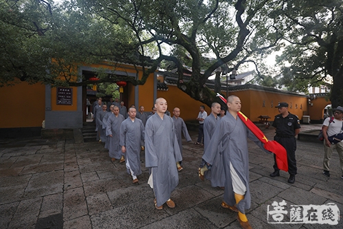 佛教-普陀山佛教协会举行升国旗仪式