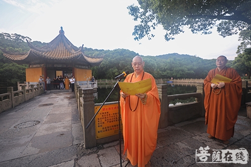 佛教-普陀山佛教协会举行升国旗仪式