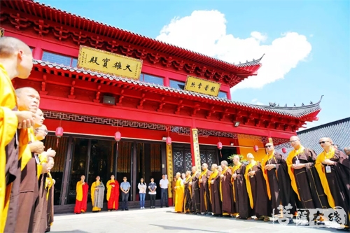 佛教-弘扬爱国精神 上海浦东会龙寺举行升国旗仪式