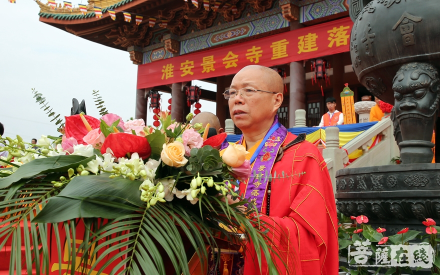 心澄大和尚代表江苏省佛教协会,对佛闻法师和景会寺