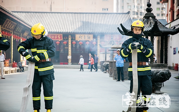 时政-上海市普陀区副区长姜坚一行检查玉佛禅寺安全工作