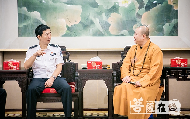 时政-上海市普陀区副区长姜坚一行检查玉佛禅寺安全工作