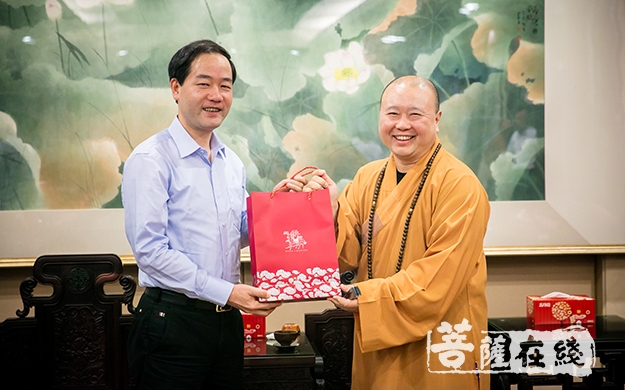 黄海平-上海市普陀区委常委黄海平一行慰问玉佛禅寺