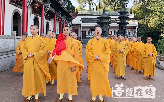 九华山-喜迎祖国69岁华诞 九华山百岁宫举行升旗仪式