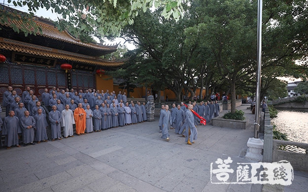 佛教-迎祖国69华诞 普陀山佛教协会举行国庆升旗仪式