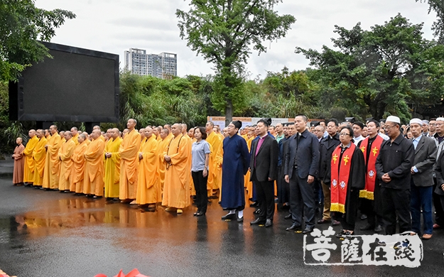 佛教-乐山宗教界在大佛禅院集中举行迎国庆升国旗仪式