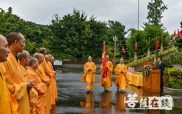 佛教-乐山宗教界在大佛禅院集中举行迎国庆升国旗仪式