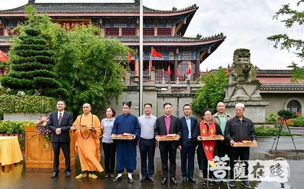佛教-乐山宗教界在大佛禅院集中举行迎国庆升国旗仪式