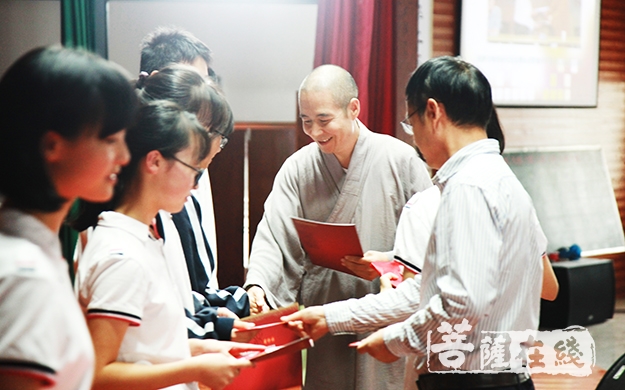 佛教-安徽三祖禅寺慈善功德会举行信心奖学金颁奖典礼
