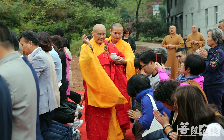 一如长老洒净(图片来源:菩萨在线 摄影:妙澄)