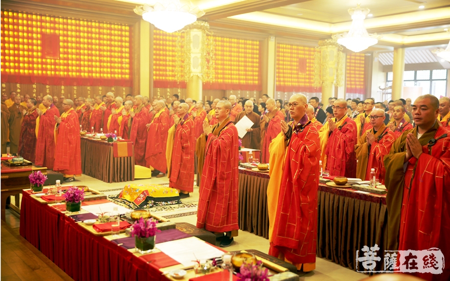 诸位大德法师诵经祈祷(图片来源:菩萨在线 摄影:妙雨)