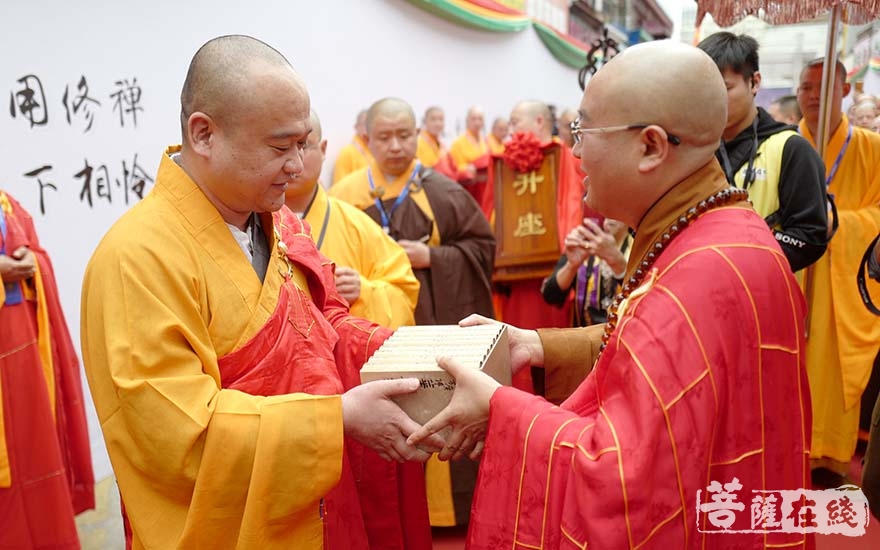 常熟市佛教协会会长,兴福禅寺方丈慧云大和尚授经书(图片来源:菩萨