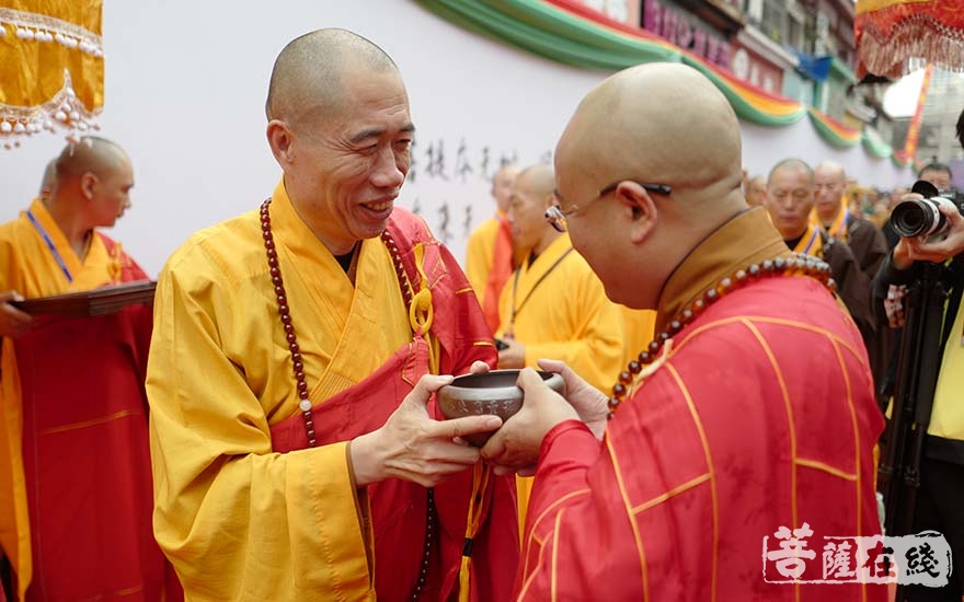 上海市佛教協會副會長,法藏講寺住持光慧大和尚授缽(圖片來源:菩薩