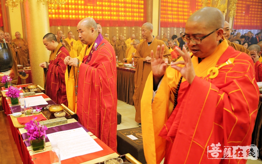 世良大和尚,界源大和尚,界承大和尚拈香(图片来源:菩萨在线 摄影:妙雨