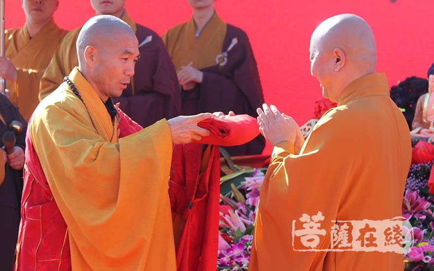 山东省佛教协会会长,淄博市佛教协会会长,普照寺住持仁昌大和尚授祖衣